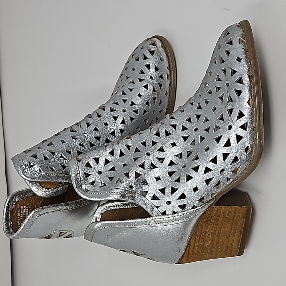 Anthro Musse & Cloud Laser Cut Leather Stacked Heel Silver Ankle Boots Size 7